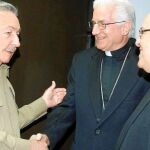 El dictador Raúl Castro saluda al presidente de la Conferencia Episcopal cubana y al arzobispo de La Habana
