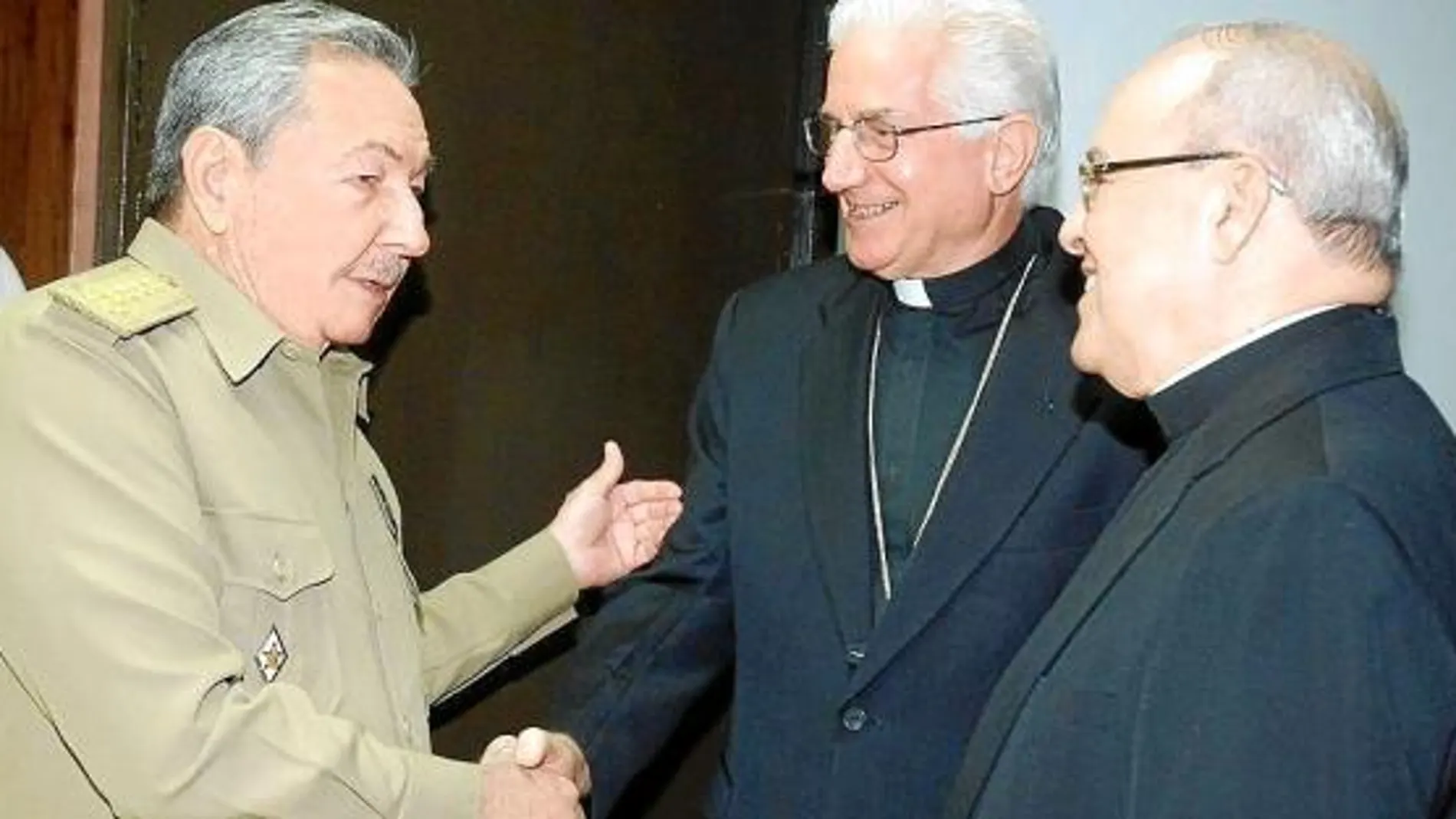 El dictador Raúl Castro saluda al presidente de la Conferencia Episcopal cubana y al arzobispo de La Habana