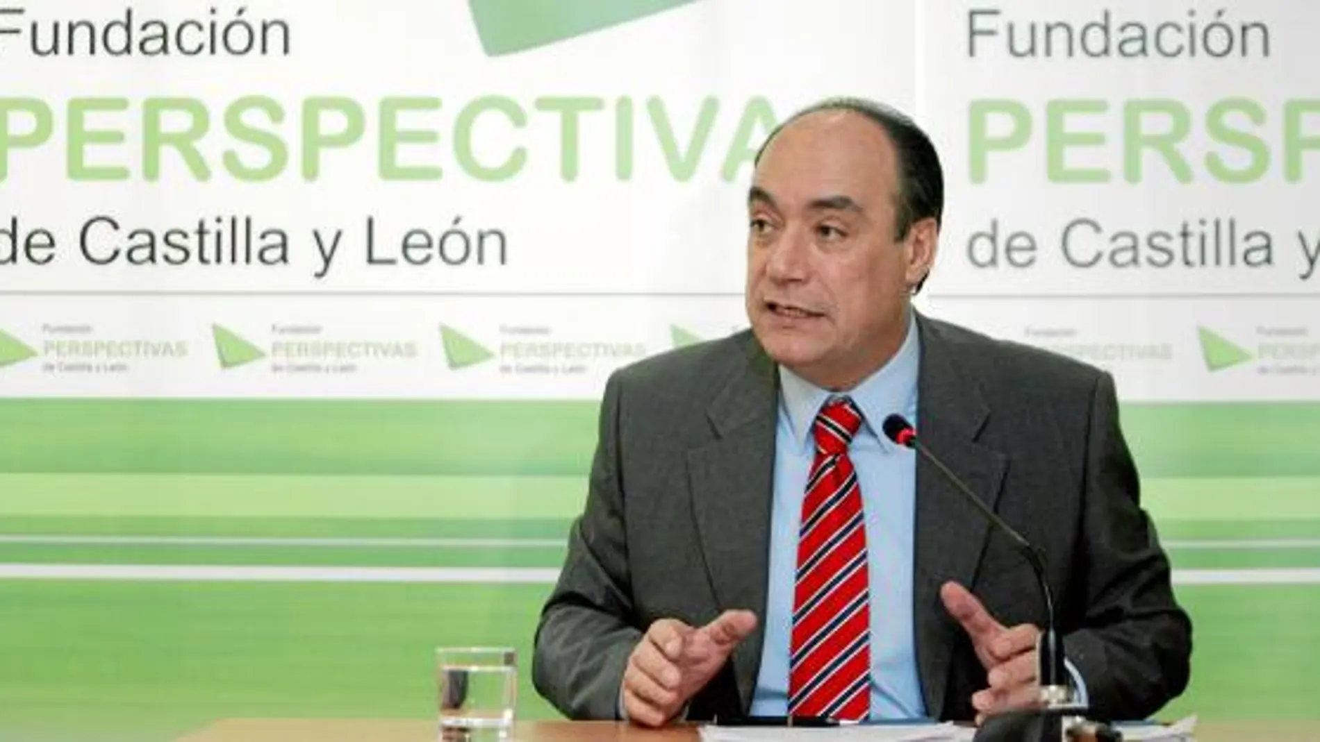 El presidente de la Fundación Perspectivas, el socialista Francisco Ramos, advierte de que el desarrollo estatutario deja mucho que desear