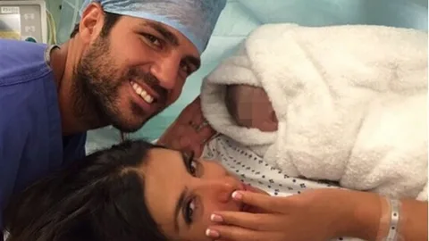 Cesc Fábregas y Daniella Semaan dan la bienvenida a su pequeña Capri