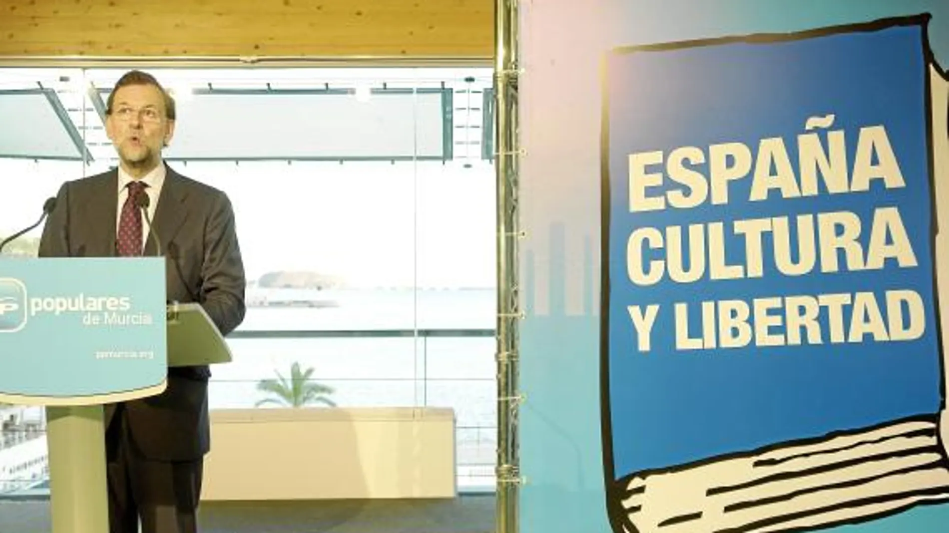 El presidente del PP, Mariano Rajoy, anunció ayer en Cartagena su intención de impulsar la Ley del Mecenazgo