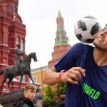 Un joven juega con su balón en centro de Moscú, Rusia, el 13 de junio de 2018.Foto: EFE/EPA/FACUNDO ARRIZABALAGA.