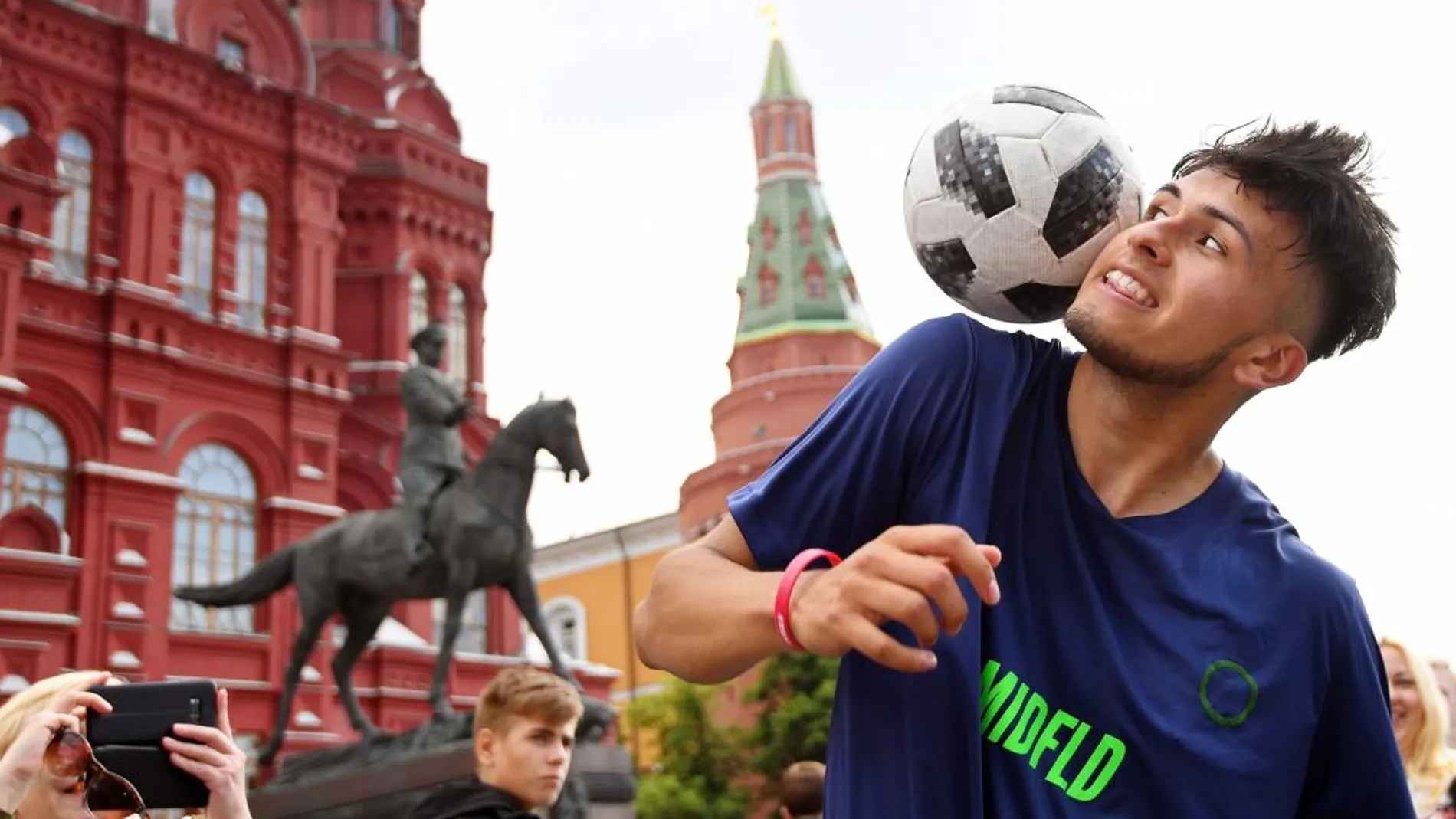 Un joven juega con su balón en centro de Moscú, Rusia, el 13 de junio de 2018.Foto: EFE/EPA/FACUNDO ARRIZABALAGA.