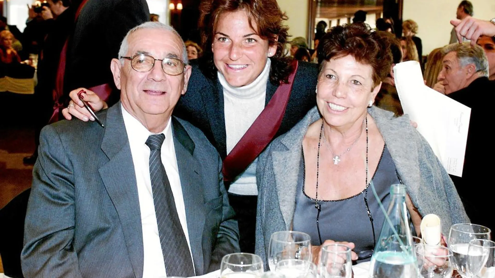 De izquierda a derecha, Emilio, padre de Arantxa, la tenista y su madre, Marisa cuando estaban más unidos