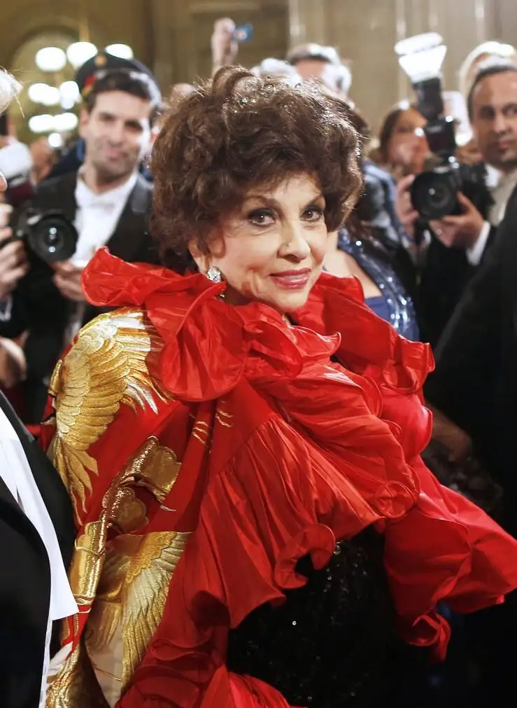 La actriz Gina Lollobrigida asiste al baile de la Ópera Estatal de Viena, en Viena (Austria), en 2013.