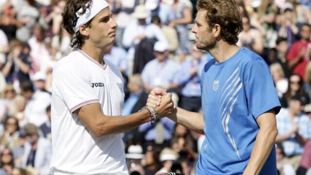 El tenista español Feliciano López felicita al estadounidense Mardy Fish