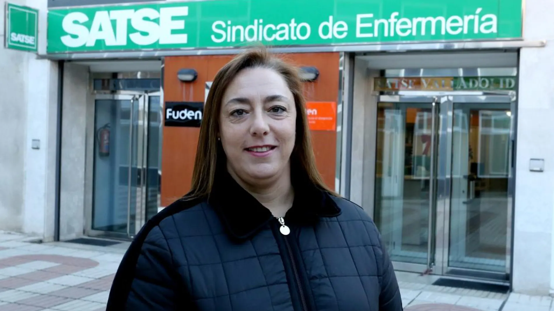 La secretaria general del sindicato de enfermería Satse Castilla y León, Mercedes Gago, ante la sede de la entidad en Valladolid