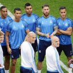 Zidane, su cuerpo técnico y los jugadores, en la reunión previa al entrenamiento ayer sobre el césped de San Siro