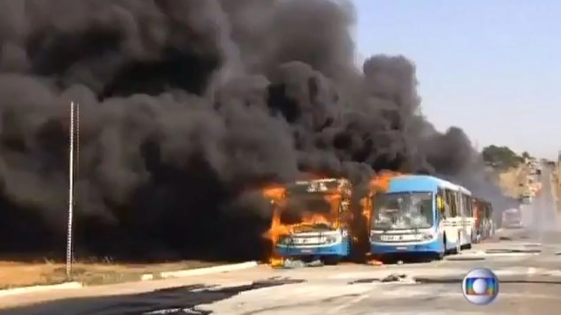 Protestan por las condiciones del transporte público quemando autobúses
