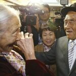 La surcoreana Lee Soon-kyu (izda) de 85 años se emociona al reunirse con su marido, Oh In-se (dcha), en el complejo turístico de monte Kumgang
