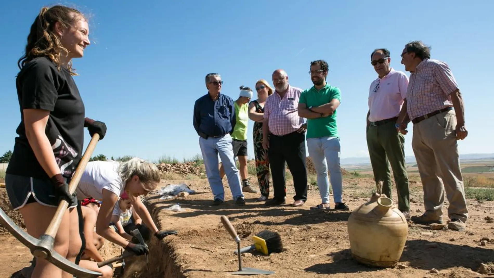 El director general de Juventud, Eduardo Carazo, visita el yacimiento de Numancia