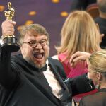 Guillermo del Toro, tras obtener el Oscar al mejor director por «La forma del agua»
