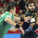 El jugador español Raul Entrerríos (dcha) en acción ante el húngaro Timuzsin Schuch