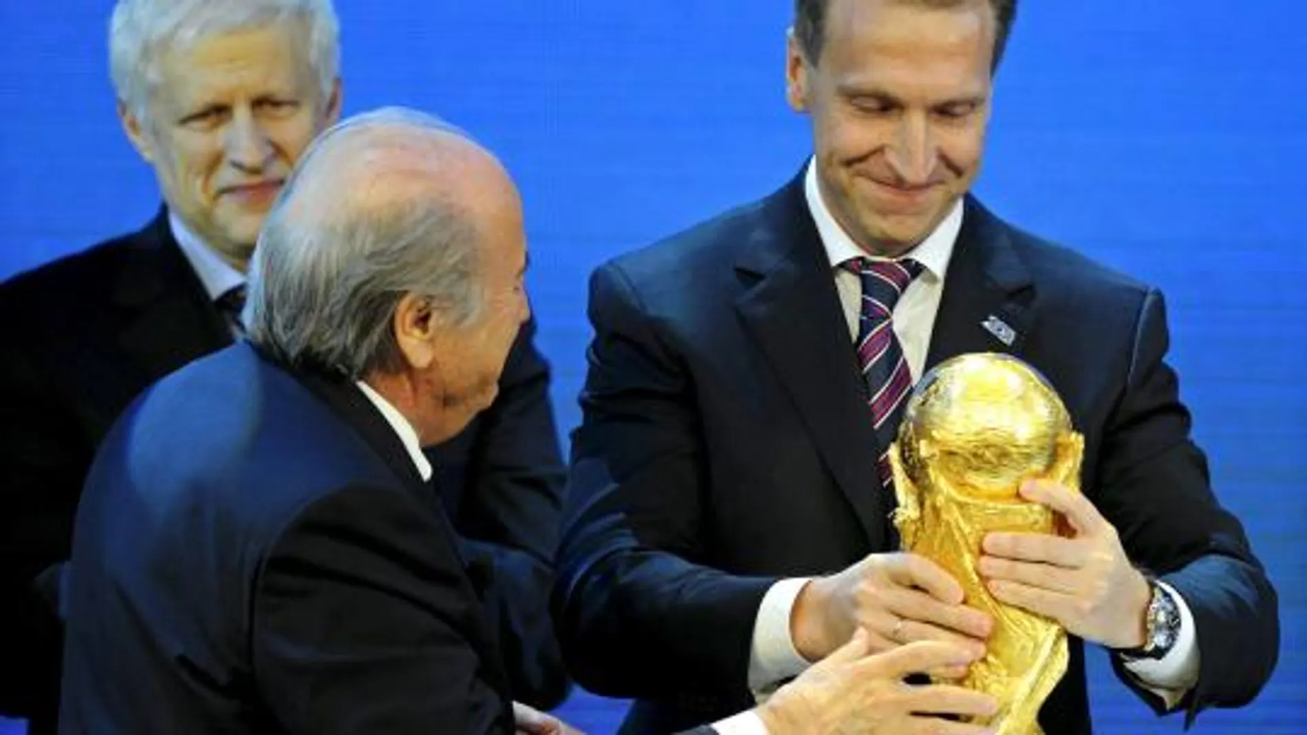 El presidente de la FIFA Joseph S. Blatter cede la Copa del Mundo al vicepresidente primero de Rusia Igor Shuvalov tras serle otorgada a Rusia la organización del Mundial de Fútbol 2018.