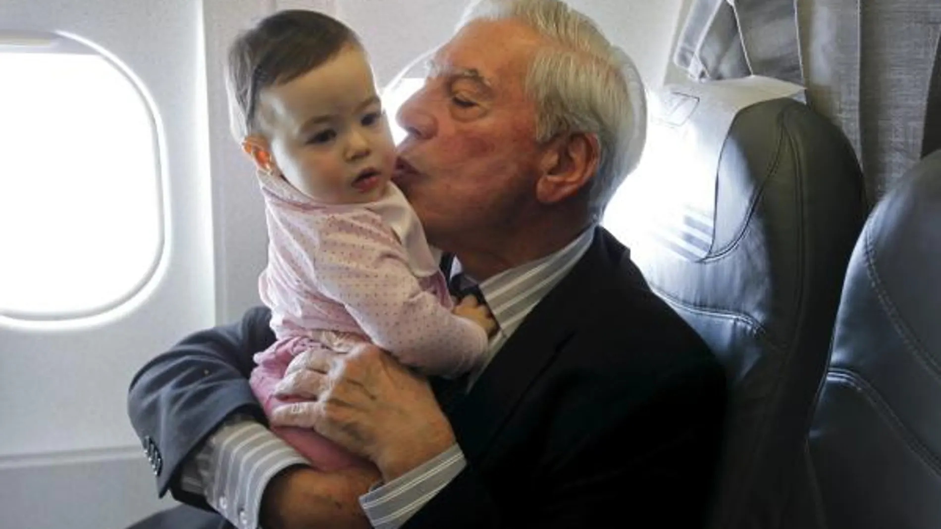Vargas Llosa con su nieta Anais en el avión de viaje a Estocolmo