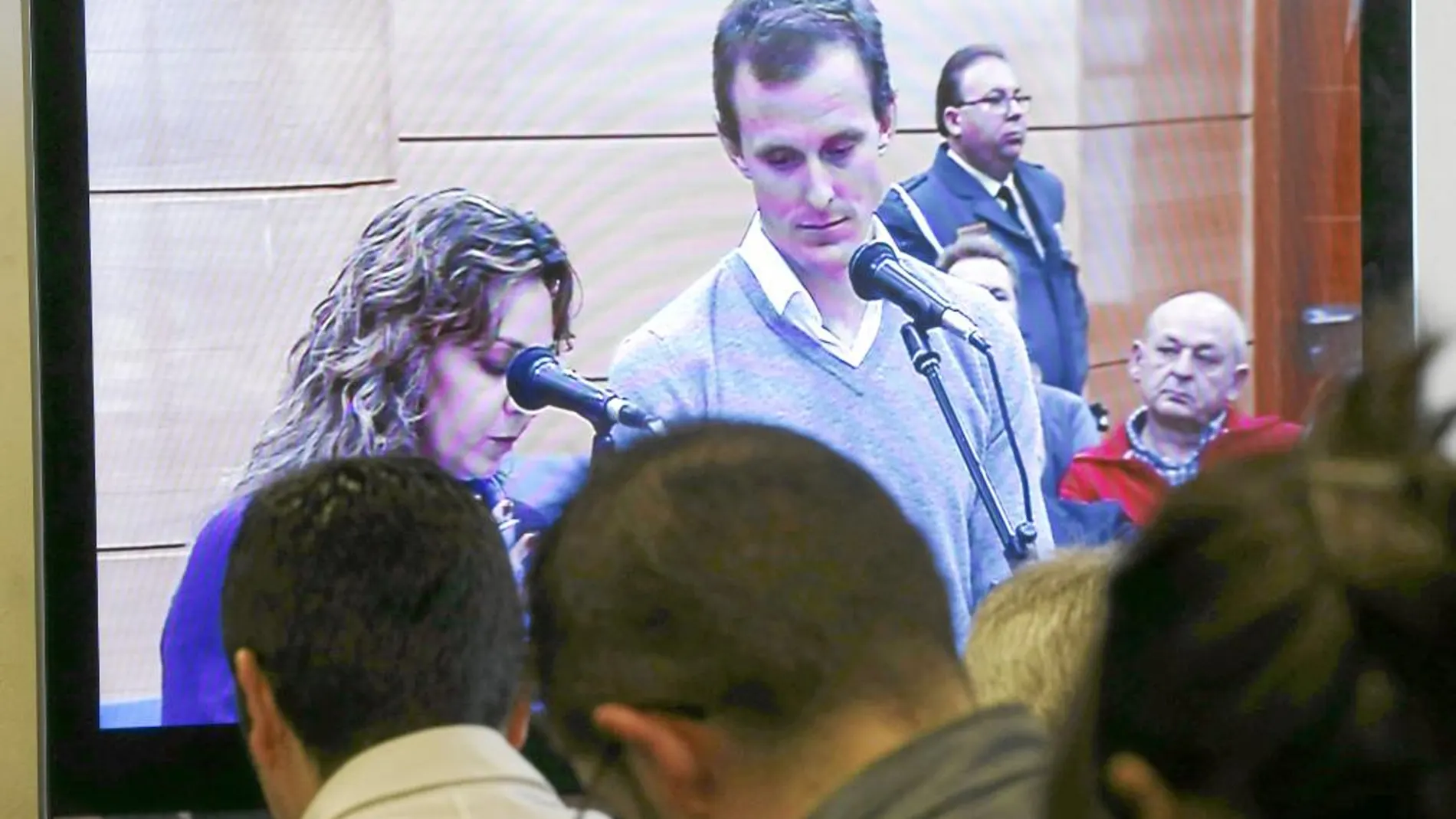 Jaksche, junto a la intérprete, durante su declaración de ayer en el juzgado de Julián Camarillo