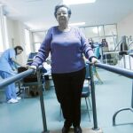 Una mujer realiza una serie de ejercicios en una residencia de la Región