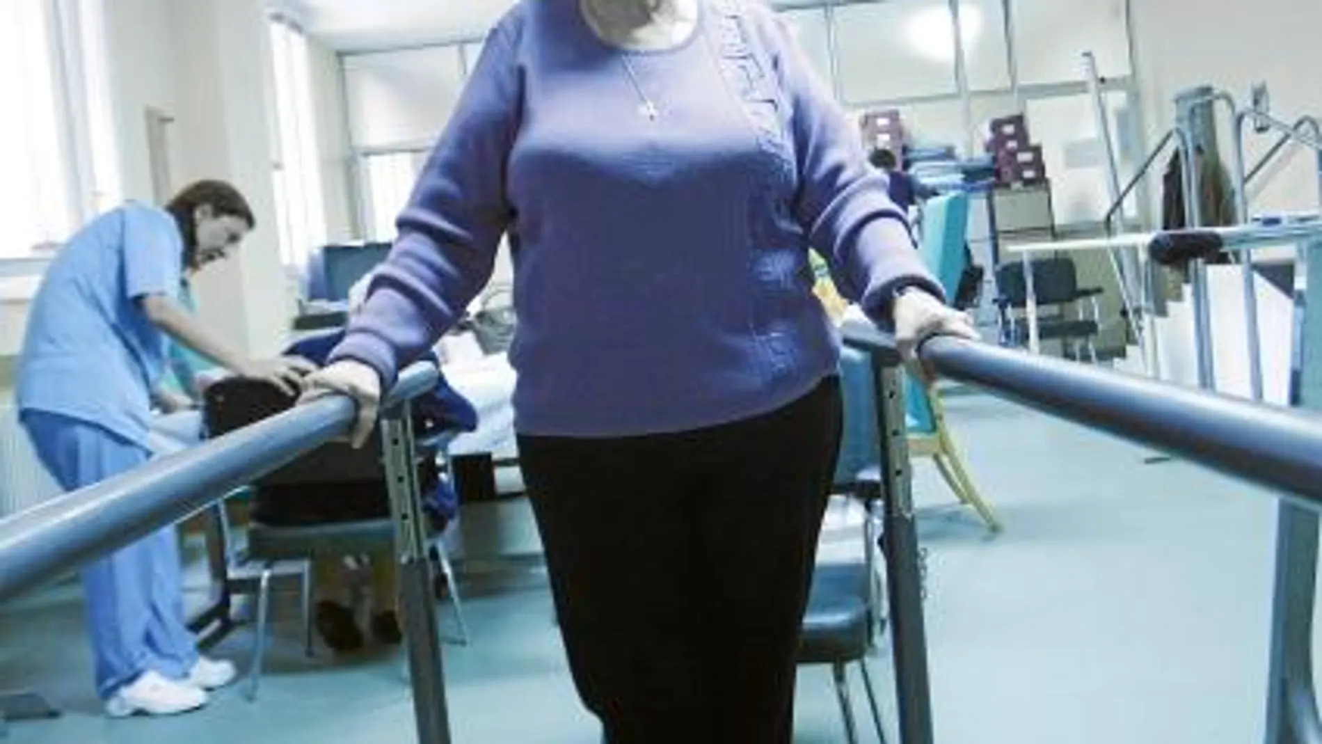 Una mujer realiza una serie de ejercicios en una residencia de la Región