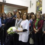 Las eurodiputadas de UPyD Maite Pagazaurtundúa (i), y del PP Teresa Jiménez-Becerril (d) participan junto a otros parlamentarios en un minuto de silencio en la Eurocámara en apoyo a las víctimas del terrorismo