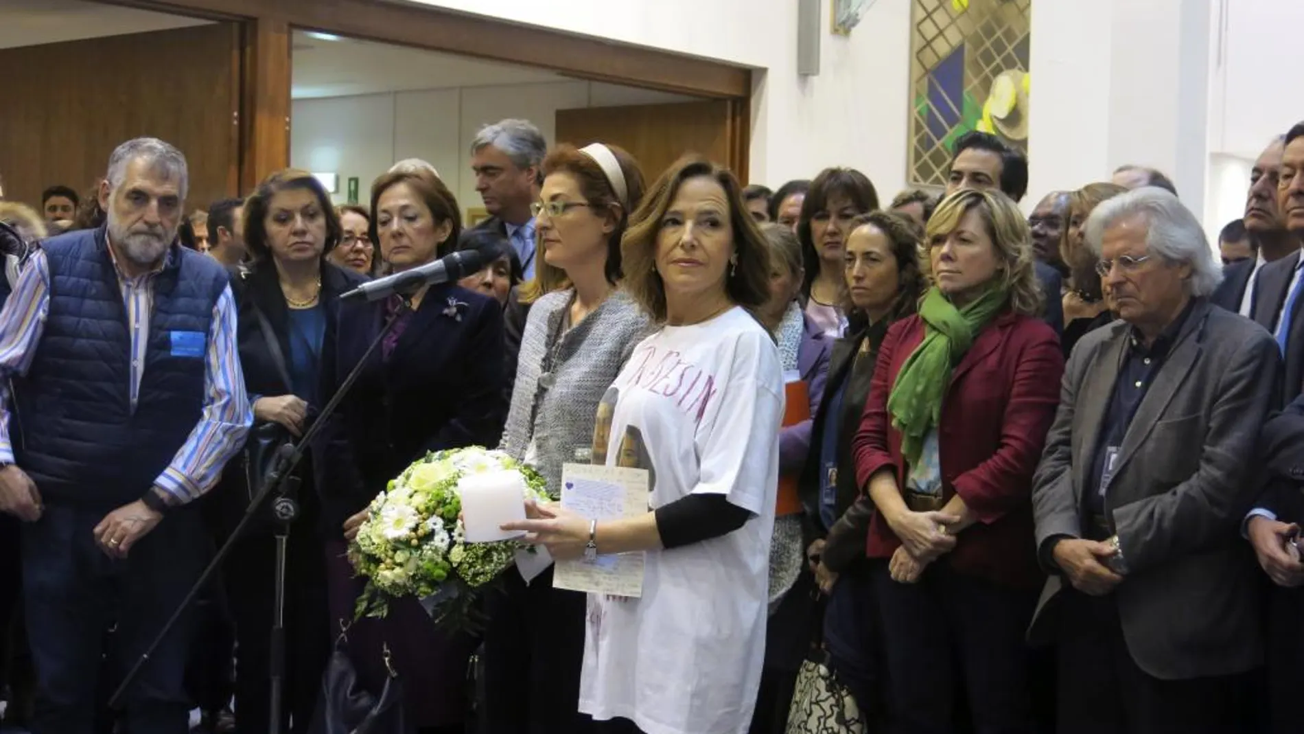 Las eurodiputadas de UPyD Maite Pagazaurtundúa (i), y del PP Teresa Jiménez-Becerril (d) participan junto a otros parlamentarios en un minuto de silencio en la Eurocámara en apoyo a las víctimas del terrorismo