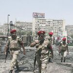Militares desafiantes en la plaza de Raaba donde se reunieron los seguidores del presidente islamista Mursi /Foto: Efe