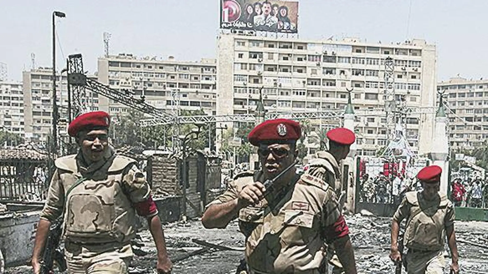 Militares desafiantes en la plaza de Raaba donde se reunieron los seguidores del presidente islamista Mursi /Foto: Efe