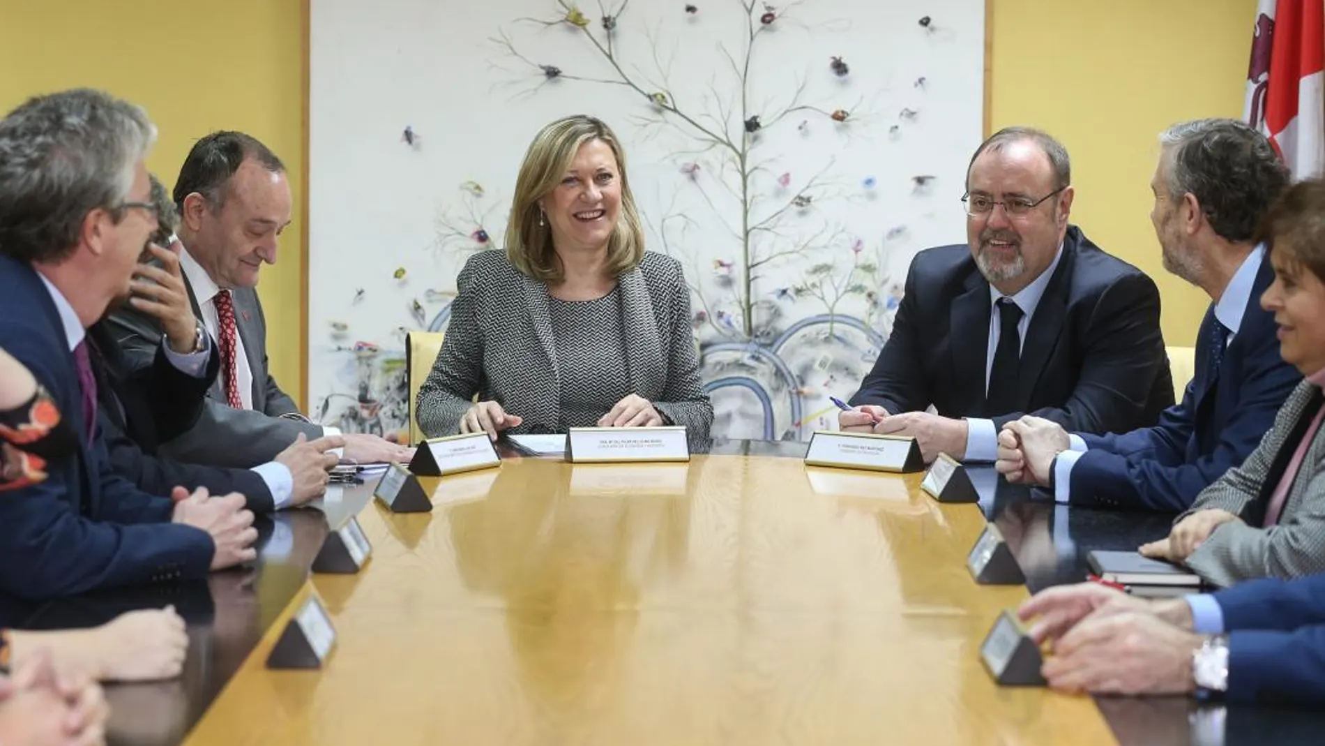 La consejera de Economía y Hacienda, Pilar del Olmo, y el consejero de Educación, Fernando Rey, presiden el encuentro mantenido con los rectores de las universidades de Castilla y León para informarles del nuevo programa de becas universitarias