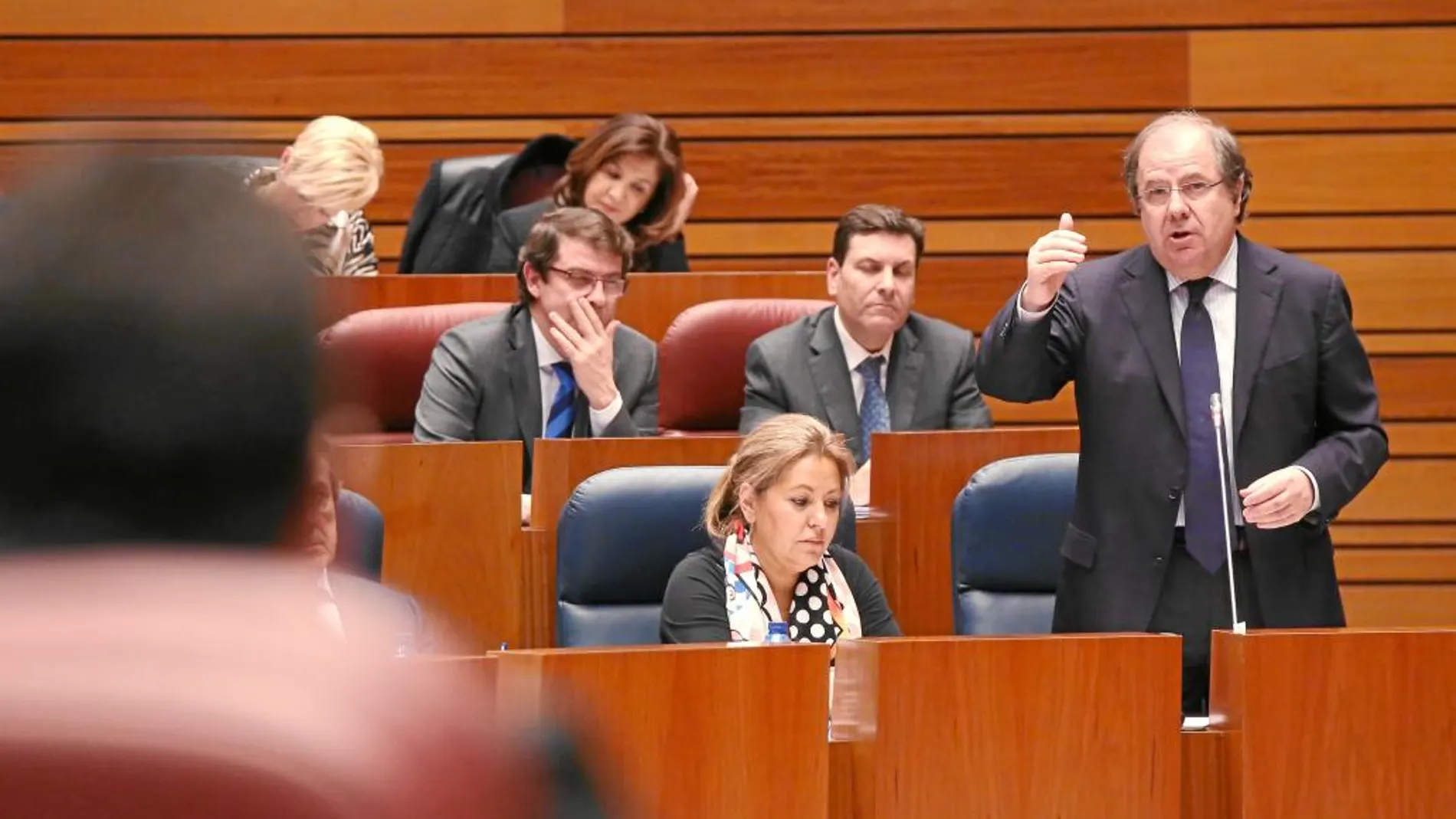 El presidente Herrera durante una de sus intervenciones en el Pleno de las Cortes de ayer