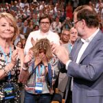 Aguirre y Rajoy junto a una emocionada Maria Mar Blanco en el homenaje que hizo el PP en recuerdo del edil asesinado