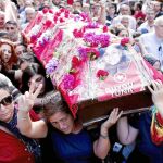 Cientos de personas claman contra el Gobierno turco en el funeral ayer de la joven Duygu Tuna, una de las víctimas de Suruç