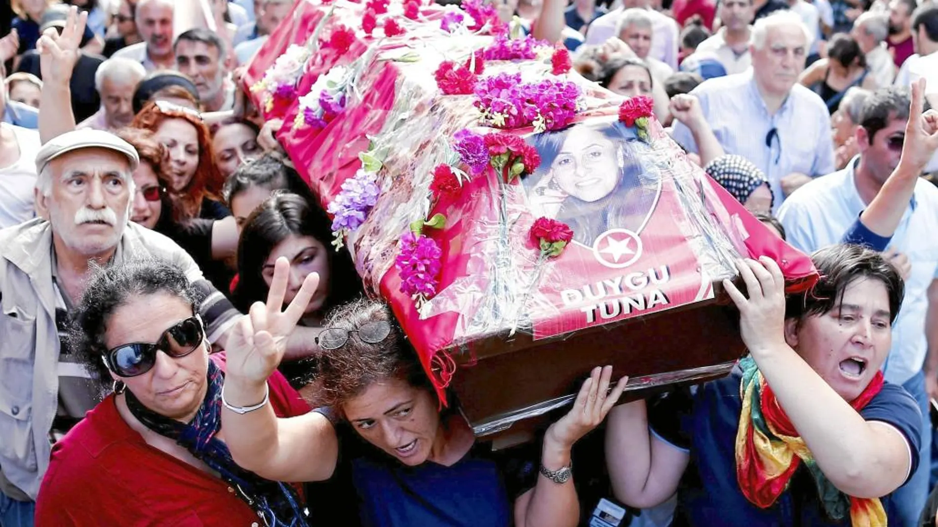 Cientos de personas claman contra el Gobierno turco en el funeral ayer de la joven Duygu Tuna, una de las víctimas de Suruç