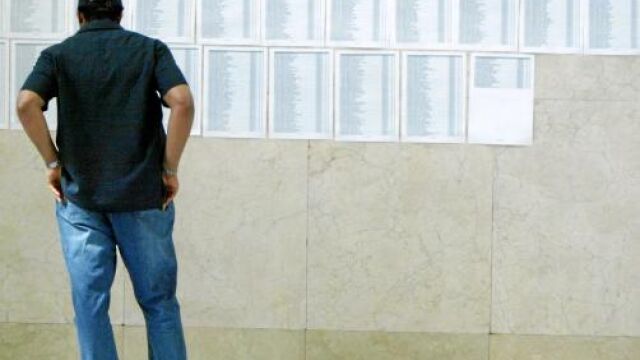 Un opositor consulta las listas con las notas del examen