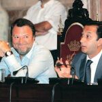 El alcalde asiste divertido al cruce de descalificaciones entre grupos