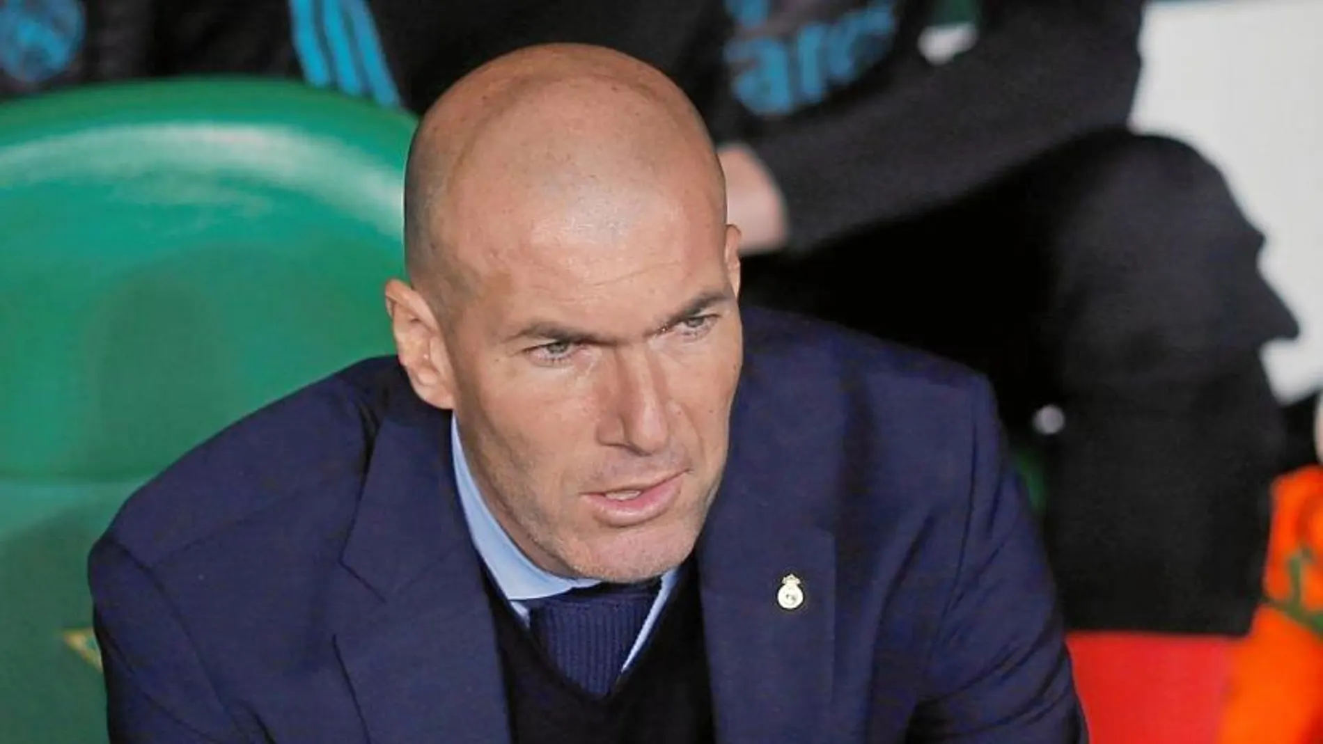 Zidane, anoche en el banquillo del Benito Villamarín durante el Betis - Real Madrid
