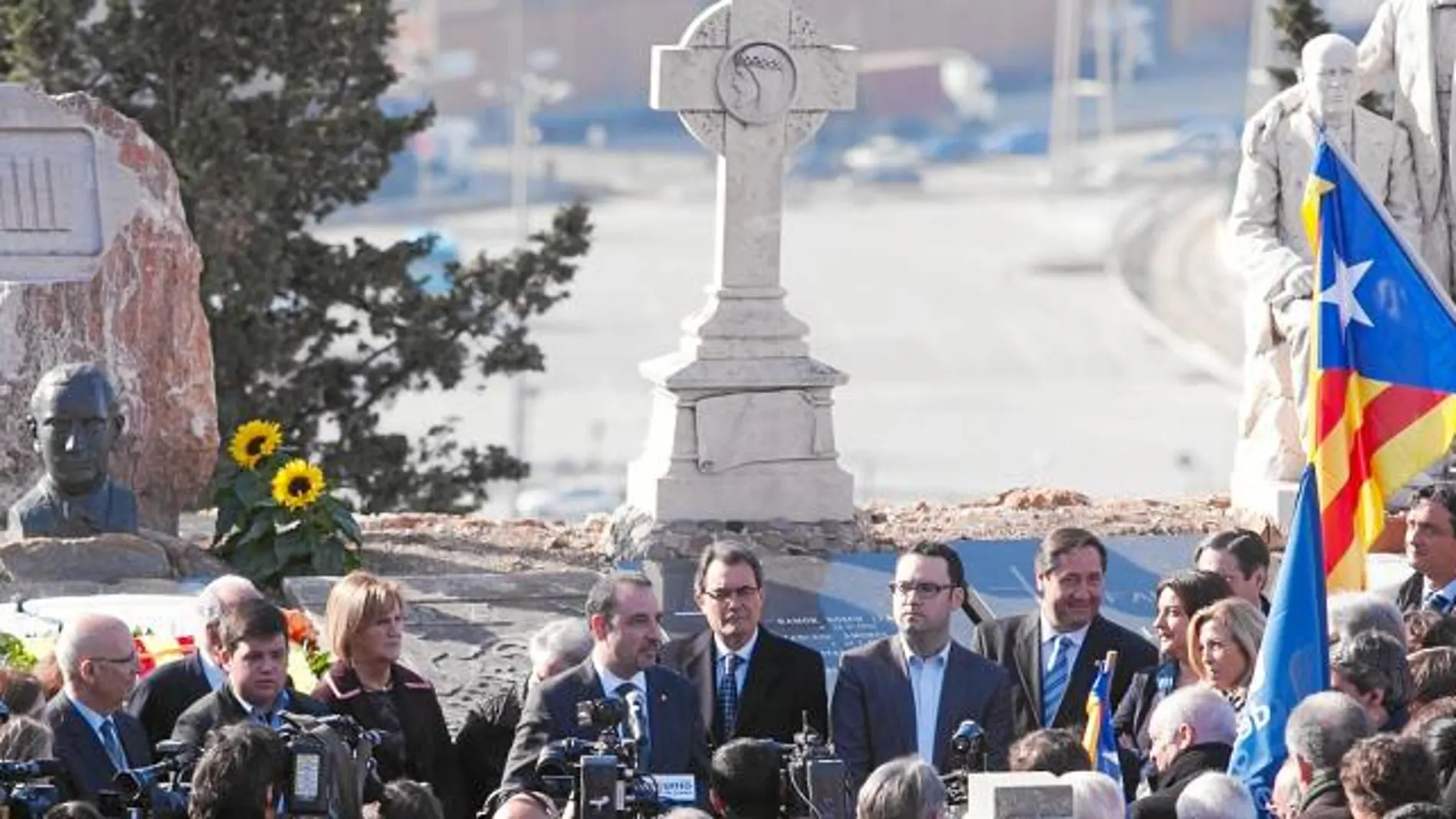 Mas pronunció ayer un discurso ante la tumba del político católico y catalanista Manuel Carrasco Formiguera, en un acto de homenaje de los 75 años de su fallecimiento celebrado ayer en el cementerio de Montjuïc