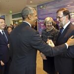 El presidente de Estados Unidos, Barack Obama, saluda al presidente del Gobierno español, Mariano Rajoy