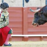 Desplante de Morante de la Puebla ante el cuarto toro, ayer en Sevilla