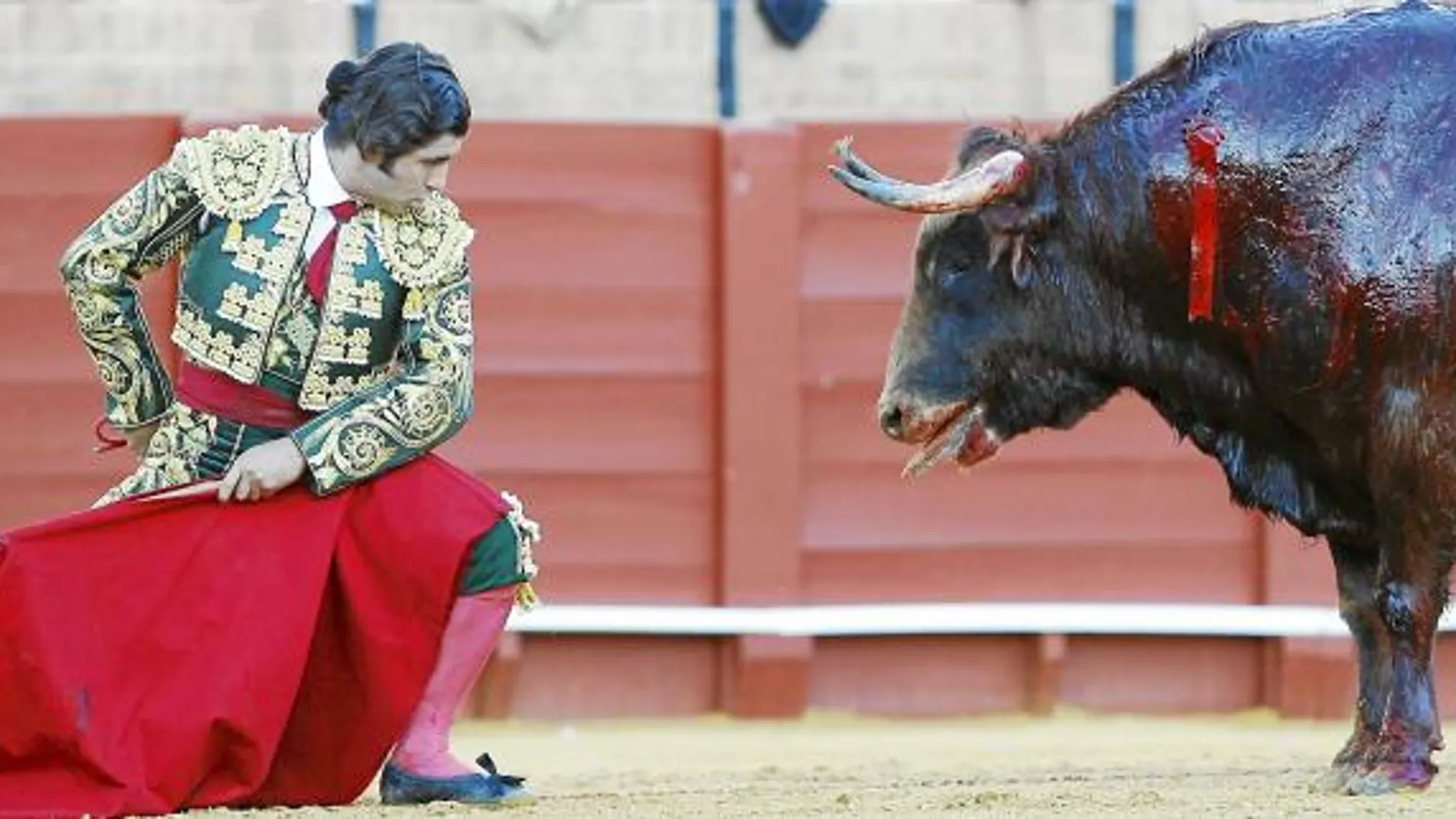 Desplante de Morante de la Puebla ante el cuarto toro, ayer en Sevilla