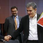 El ministro de Finanzas griego, Euclides Tsakalotos, estrecha la mano del ministro español de Economía, Luis de Guindos