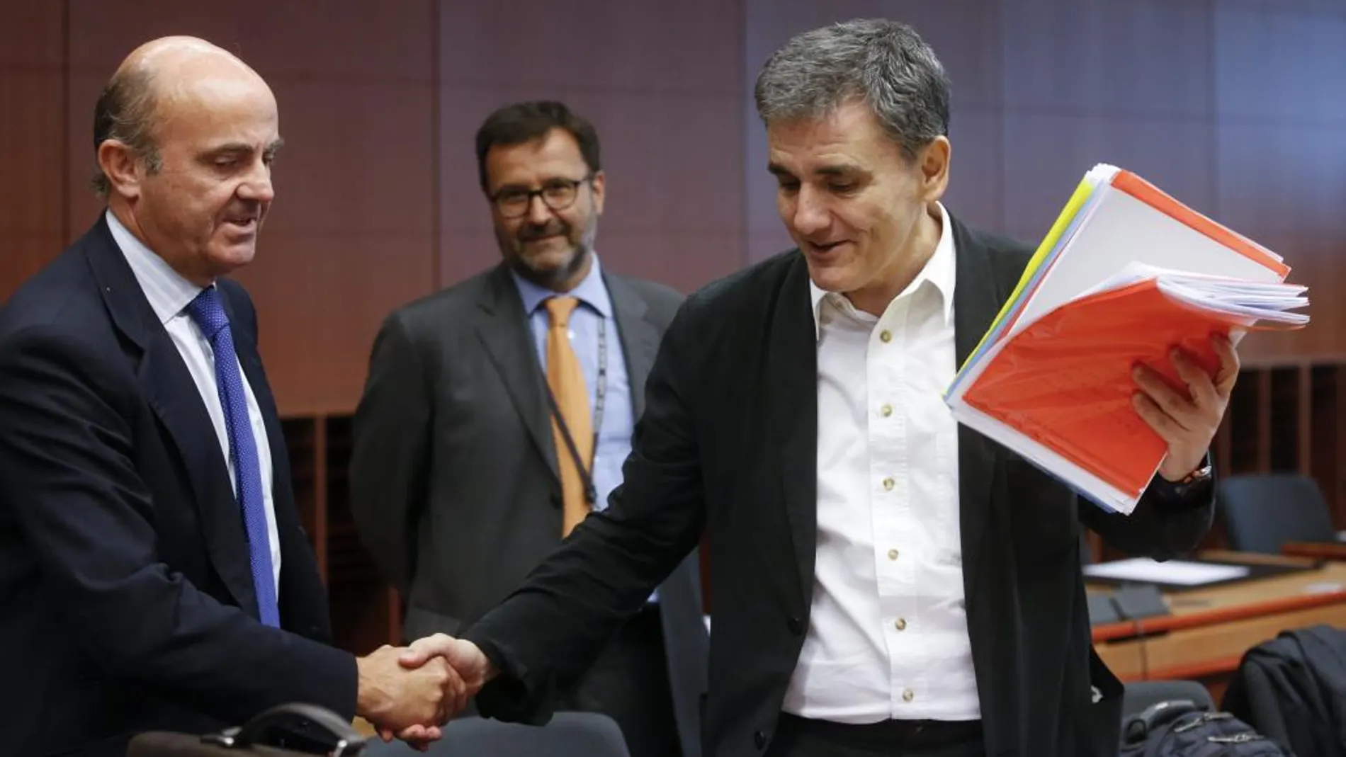 El ministro de Finanzas griego, Euclides Tsakalotos, estrecha la mano del ministro español de Economía, Luis de Guindos