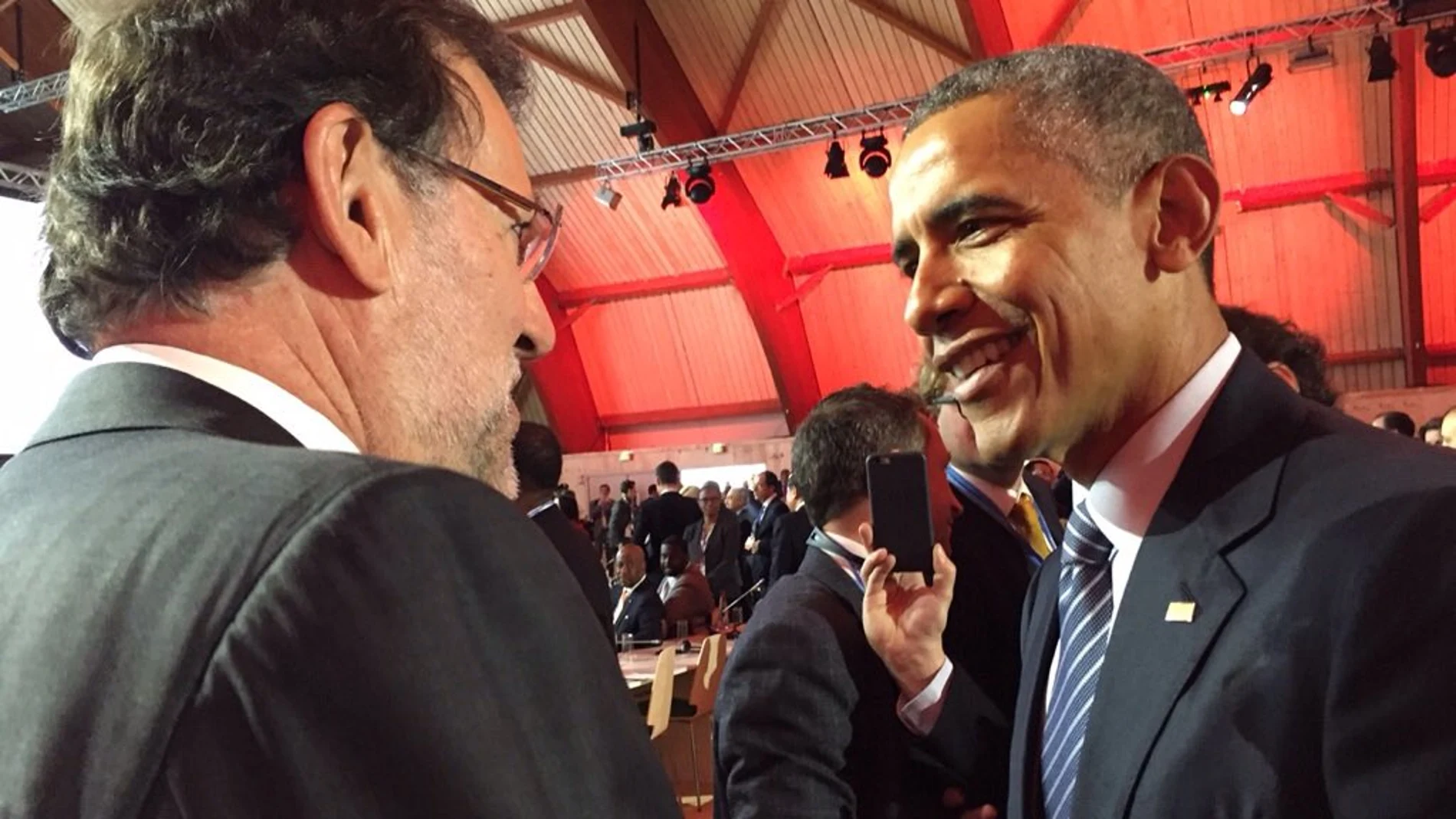 Mariano Rajoy charla con Barack Obama durante la jornada de apertura de la Cumbre del Clima.