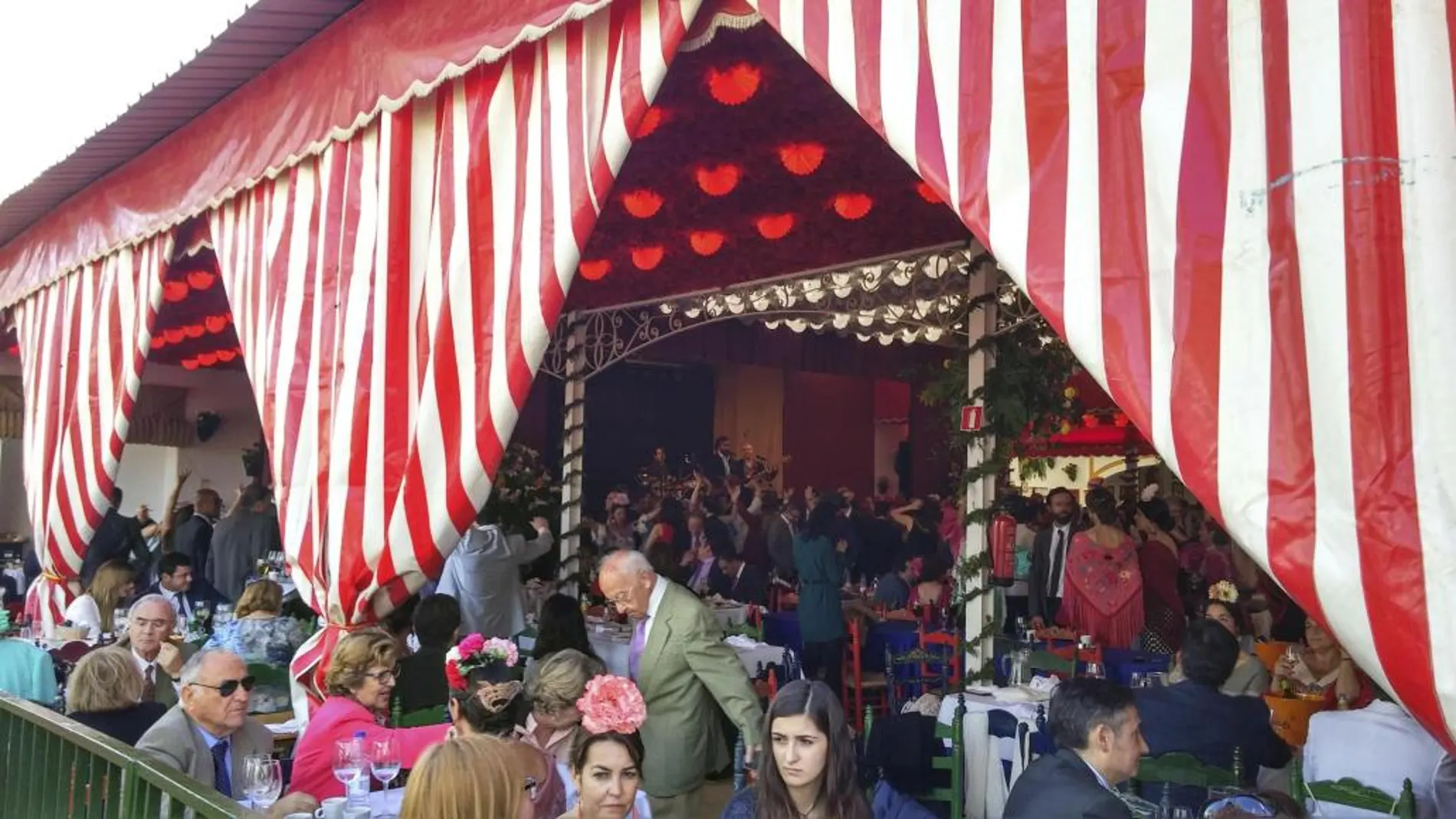 La Feria de Abril de Sevilla, un gran foco de turismo, espera recibir centenares de miles de visitantes