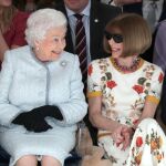 Isabel II muy sonriente junto a la periodista Anna Wintour/Reuters