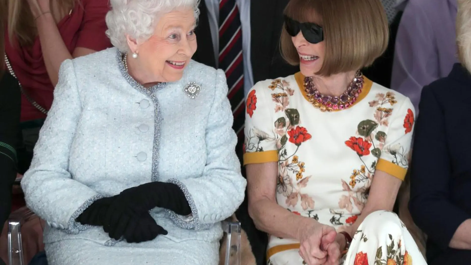 Isabel II muy sonriente junto a la periodista Anna Wintour/Reuters