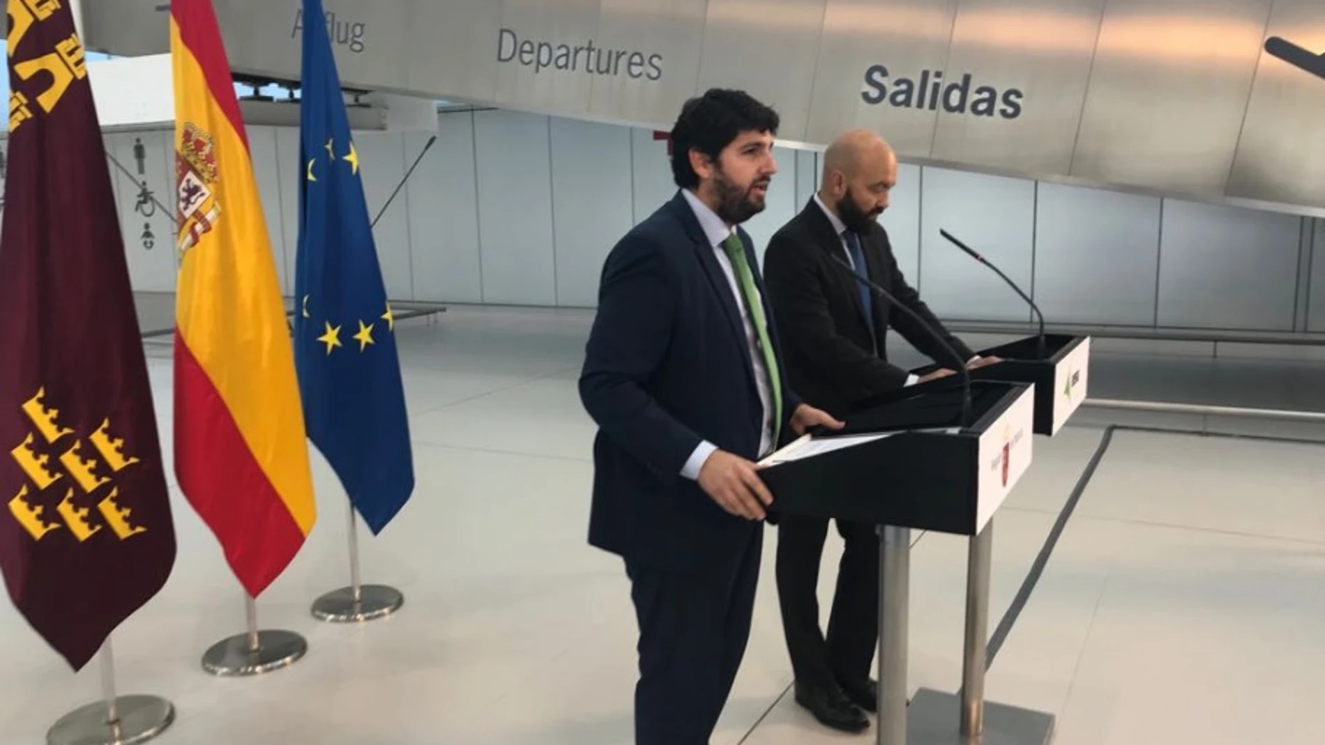 El presidente de la Región, Fernando López Miras, junto al presidente de AENA, Jaime García Legaz, en la firma del contrato de gestión del Aeropuerto Internacional