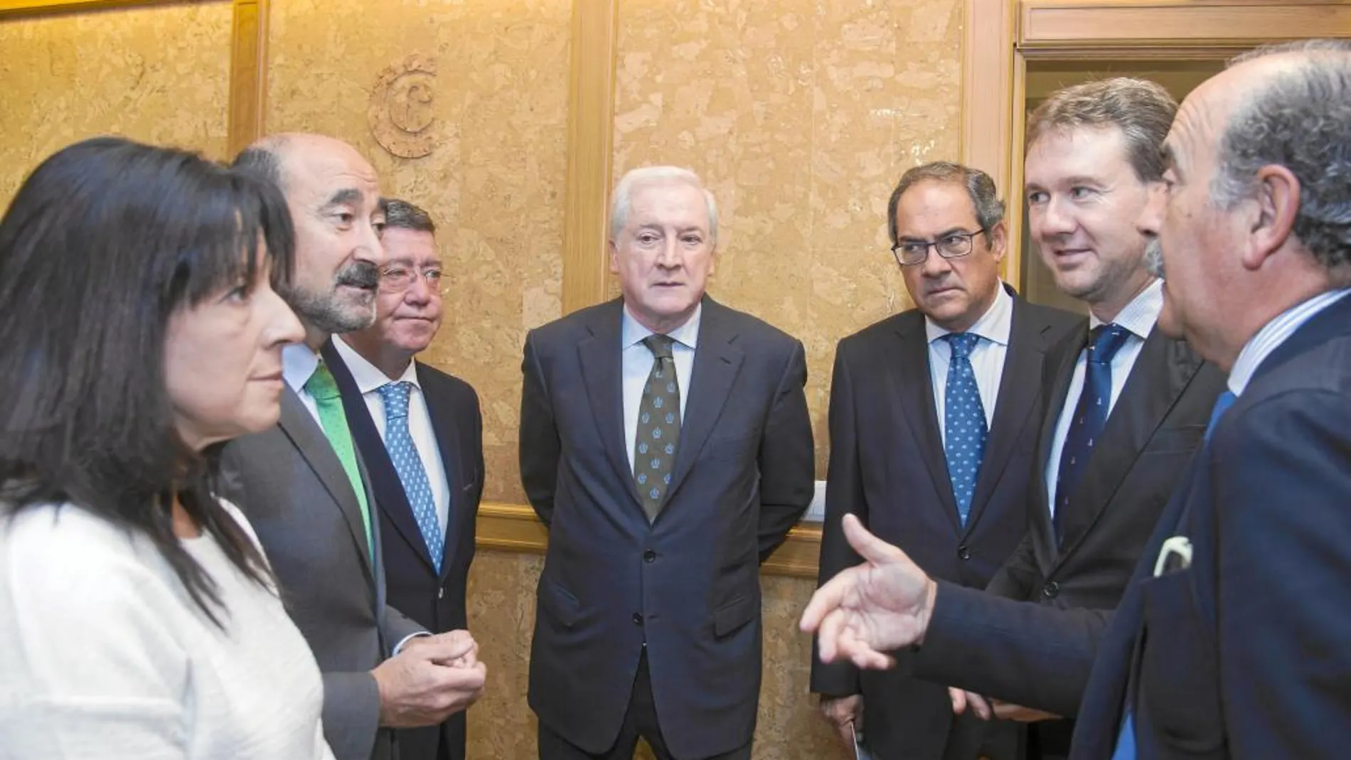 El presidente de la Cámara de Comercio e Industria de Burgos, Antonio Miguel Méndez Pozo, conversa con el alcalde Javier Lacalle, el presidente de la Diputación, César Rico, el subdelegado del Gobierno, José María Arribas, y el delegado de la Junta, Baudilio Fernández, entre otros, momentos antes del comienzo del desayuno informativo