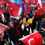 Simpatizantes de Erdogan celebran en las calles de Ankara la victoria en las elecciones. EFE