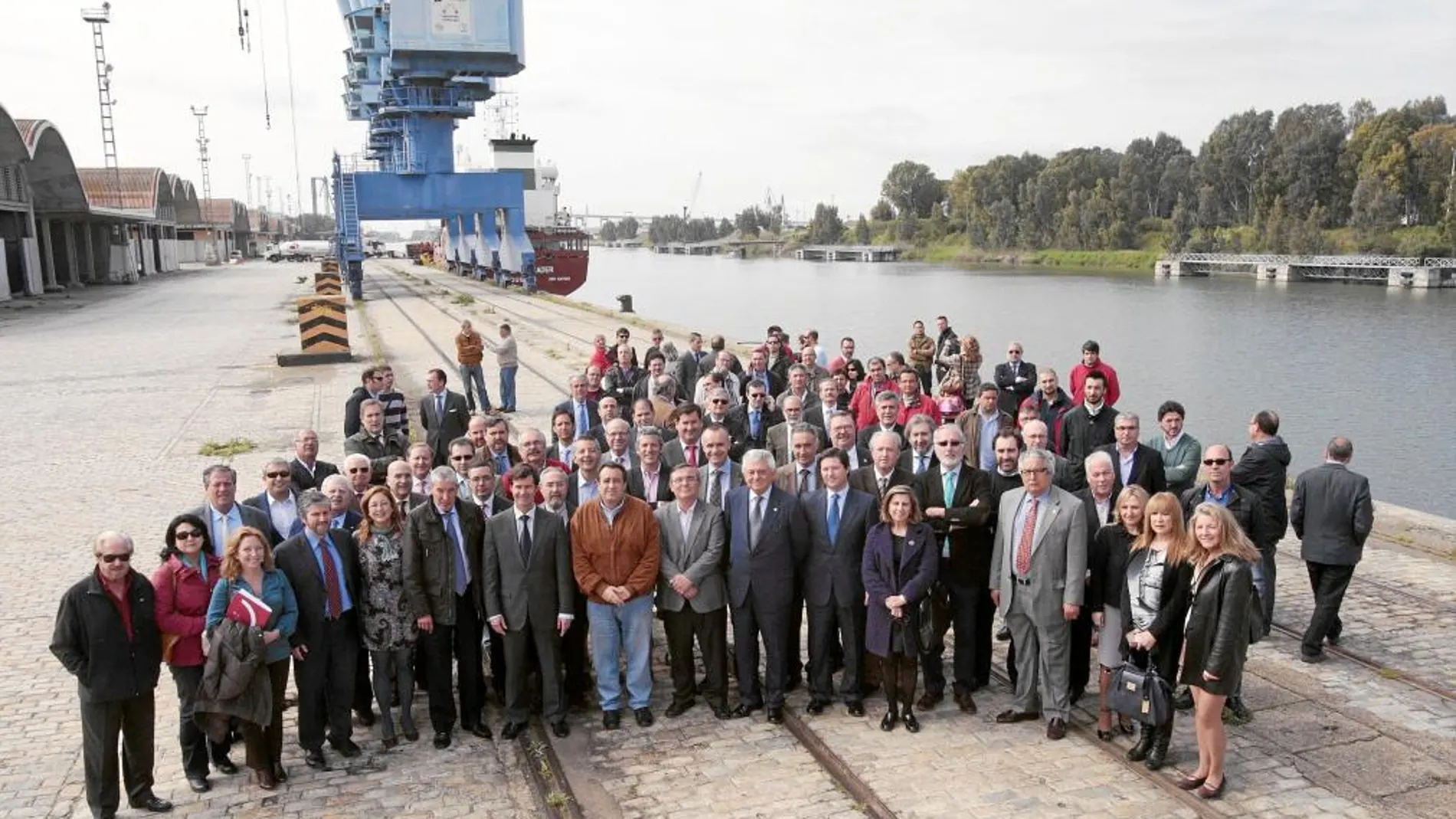 Más de 120 entidades se adhirieron ayer a un manifiesto en defensa del dragado del río