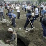 Uzbekos cavan fosas para enterrar a los muertos en los enfrentamientos entre kirguises y uzbekos en la ciudad uzbeka de Osh