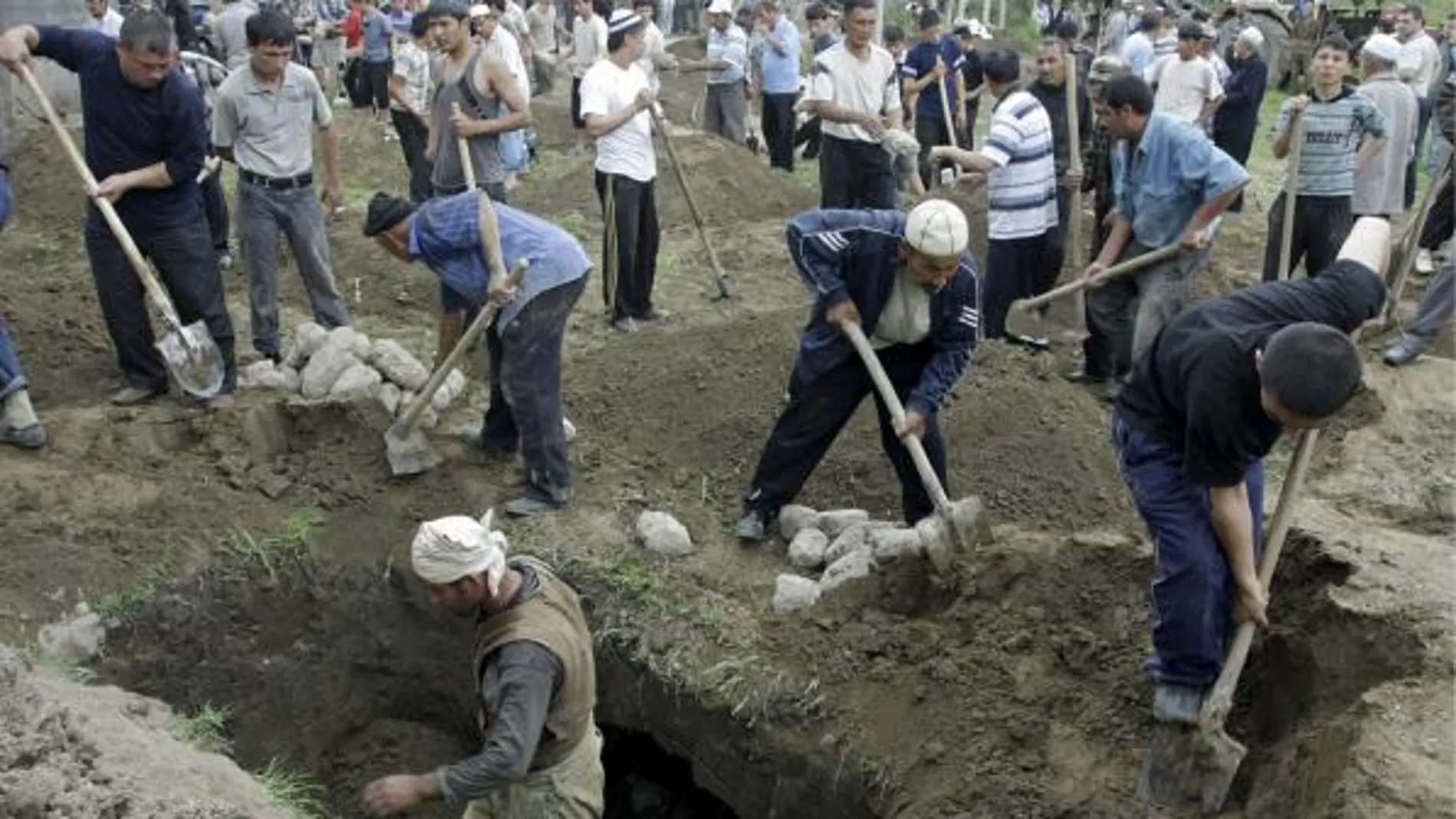 Uzbekos cavan fosas para enterrar a los muertos en los enfrentamientos entre kirguises y uzbekos en la ciudad uzbeka de Osh